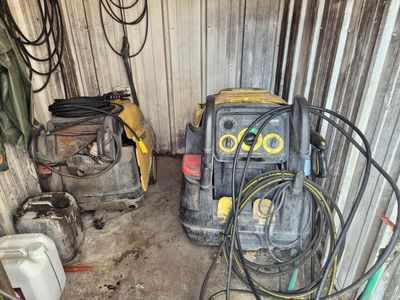 de nombreux outils qui traînent dans le garage