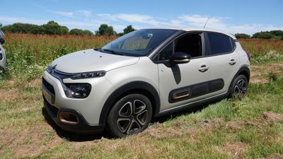 une petite voiture garée dans l'herbe