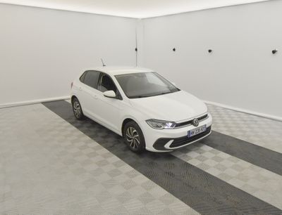 la photo d'une voiture blanche garée dans un garage