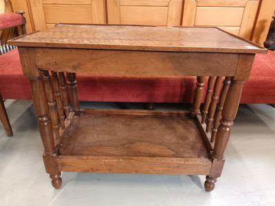 Petit meuble à galerie en bois naturel et bois tourné, Compo…