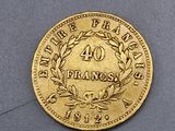 Gros plan sur une pièce d'or ornée d'une couronne.