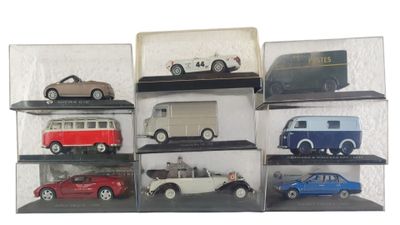 six modèles différents de voitures dans une vitrine