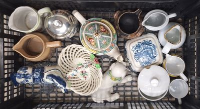 un panier rempli de vaisselle et de tasses
