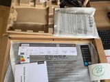 une boîte contenant un clavier, une souris et d'autres objets