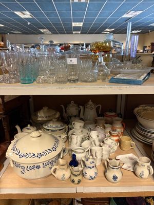 une étagère remplie de vaisselle et de verres dans un magasin
