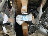 une pile de cartons empilés à l'arrière d'un camion
