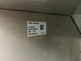 une photo d'une boîte en métal sur laquelle est collé un autocollant