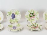 quatre assiettes ornées de fleurs peintes sont posées sur une surface blanche
