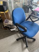 1 bureau droit en plateau verre, piétement en bois laqué noi… (photo 3)
