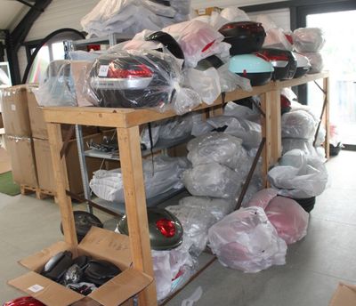 de nombreux sacs remplis d'affaires sur un chariot dans le garage