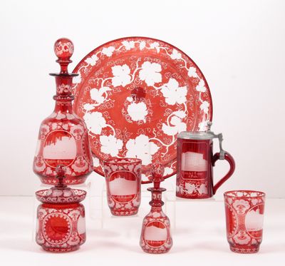 un ensemble de vases rouges et blancs et une assiette