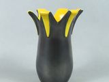vase jaune et noir sur fond blanc