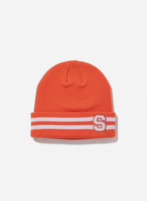 un bonnet orange avec une bande blanche sur le côté