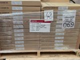 une pile de boîtes sur une palette dans un entrepôt