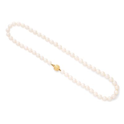 un collier de perles blanches avec un fermoir en or sur fond blanc