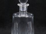 une bouteille en verre transparent munie d'un bouchon en verre