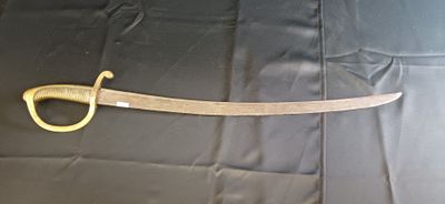 une photo d'une épée posée sur une table