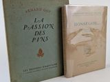 deux livres posés côte à côte sur une table