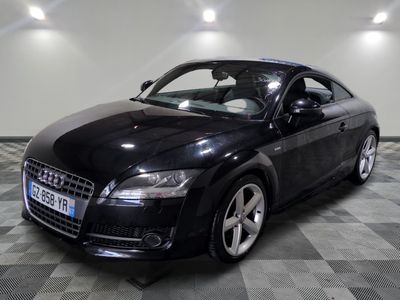 une image d'une voiture audi noire dans une salle d'exposition