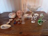 une table en bois sur laquelle sont posés de nombreux objets en verre