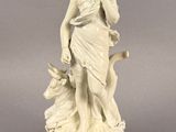 statue d'une femme avec un oiseau sur l'épaule