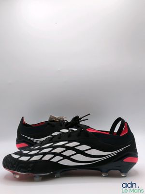 un gros plan d'une paire de chaussures de foot sur fond blanc