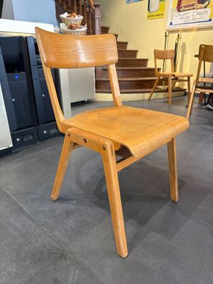 une chaise en bois posée devant un réfrigérateur dans une pièce