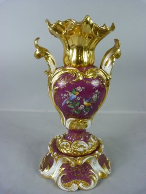 un vase en or orné d'un motif violet et or