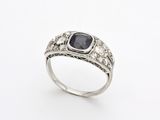 Gros plan sur une bague ornée d'une pierre noire