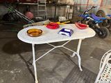 une table blanche sur laquelle sont posés des bols, dans un garage