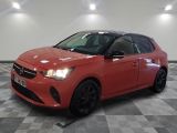 une voiture rouge garée dans un garage au sol en damier