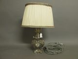 une lampe posée sur une table et munie d'un abat-jour