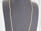 gros plan d'un collier sur un mannequin sur fond blanc