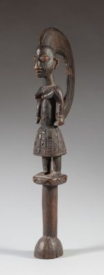 une image représentant une statue en bois d'un homme portant un casque sur la tête