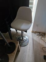 Deux tabourets en simili cuir blanc et métal chromé réglable… (photo 6)