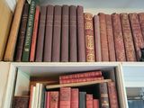 beaucoup de livres qui traînent sur une étagère