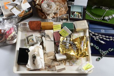 un plateau garni d'articles variés posé sur une table