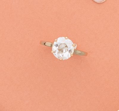 un gros plan sur la main d'une personne tenant une bague de fiançailles