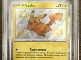 gros plan d'une carte pokemon dans un étui en plastique