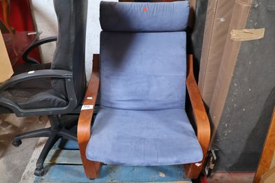 une chaise qui se trouve à côté d'une autre chaise dans une pièce