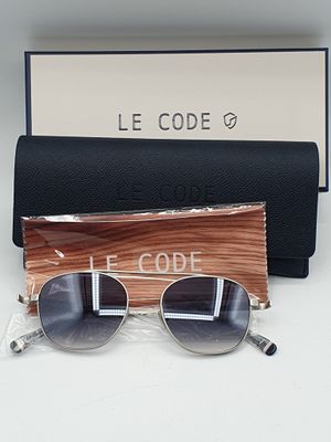 Les lunettes de soleil se trouvent à côté d'un étui noir et d'un sac noir