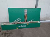 une boîte verte contenant une échelle