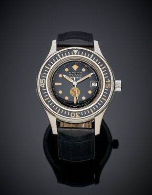 gros plan d'une montre sur une surface noire avec un fond noir