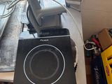 une enceinte noire posée sur un comptoir près d'une fenêtre