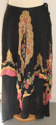 jupe noire avec une bordure rose et un motif floral sur le bas