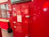 une photo d'un réfrigérateur rouge dans un magasin