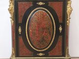 une armoire noire et rouge rehaussée de touches dorées