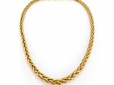 un collier en or sur fond blanc