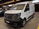 une camionnette blanche garée dans un garage