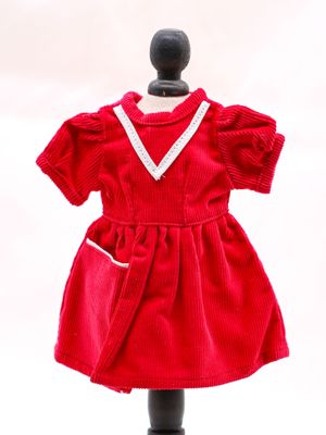une robe rouge à bordures blanches sur un mannequin